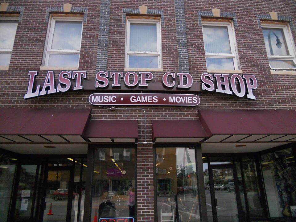 Last Stop CD Shop Shopping in 阴蒂高潮, MN